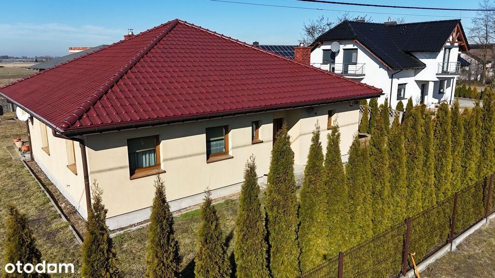 Dom parterowy z garażem dwustanowiskowym.