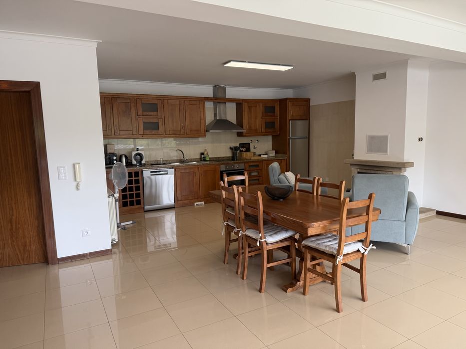 Casa T3 com jardim, churrasqueira e garagem na Esculca em Viseu