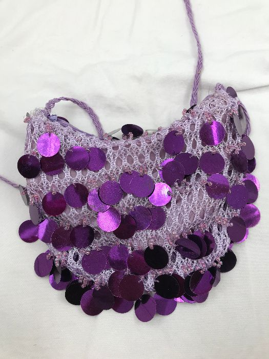 Fioletowa torebka z cekinami na ramię