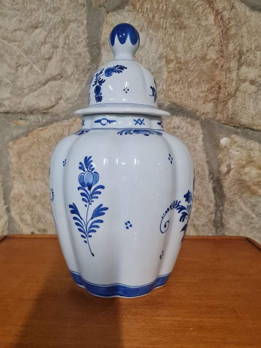 Waza z porcelany sygnowany Delft