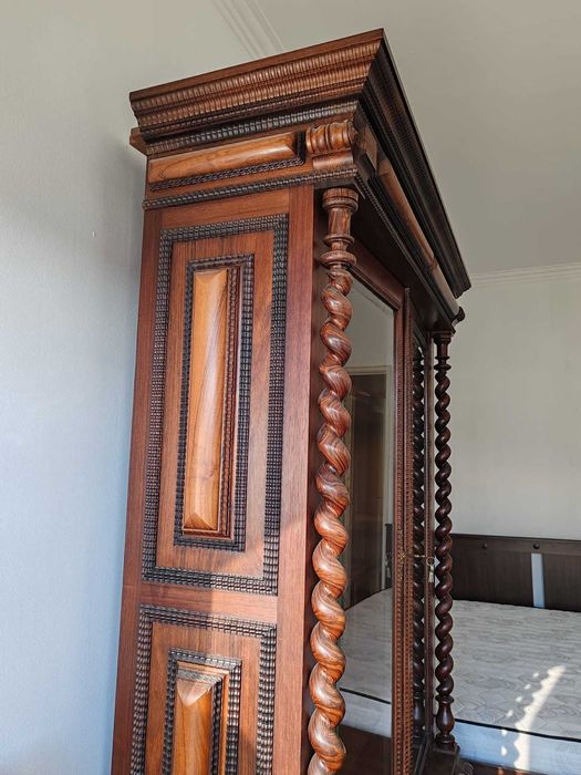 Móvel em muito bom estado em pau santo - Medidas: 1.38m X 2.10m