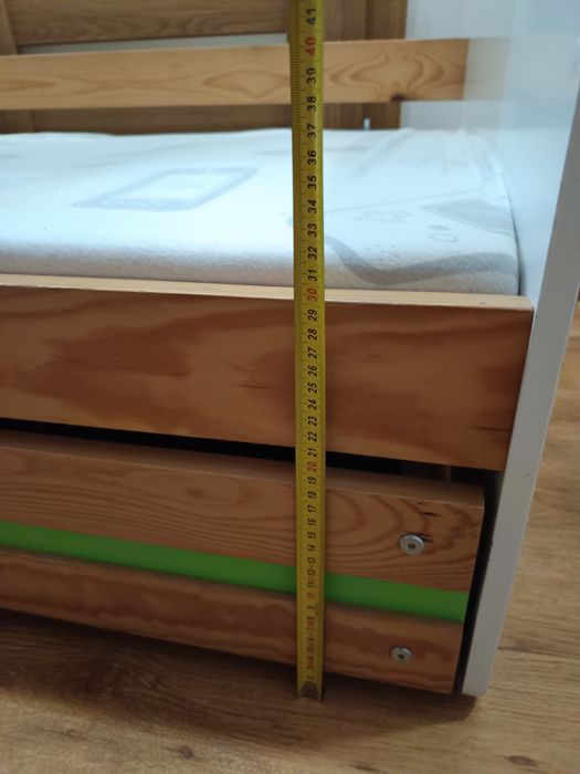 Łóżko dziecięce z materacem w zwierzątka.