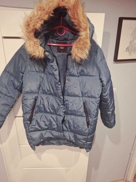 Niebieska kurtka zimowa pikowana dluzszy tyl