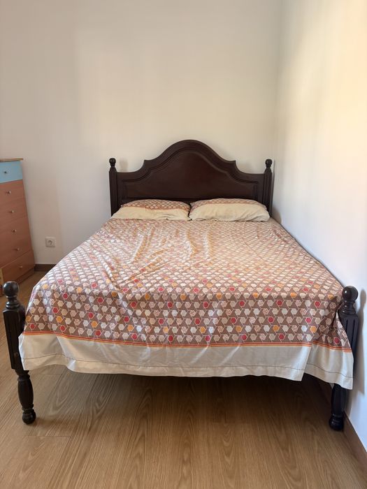 cama toda em madeira pesada, em perfeitas condicoes, vai com colchao e o criadinho