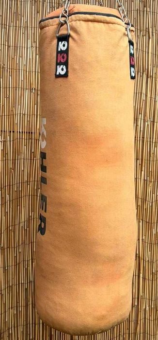 Saco de boxe, Kohler, feito em lona bege,  medidas 103X46 cm