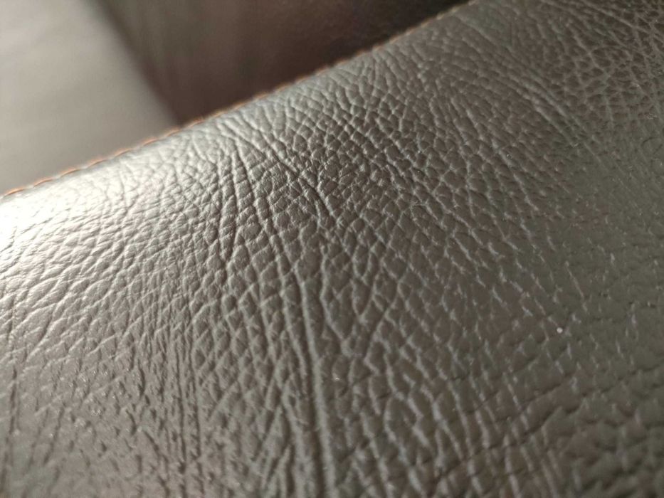 Sofá castanho escuro em pele sintética - 3 lugares