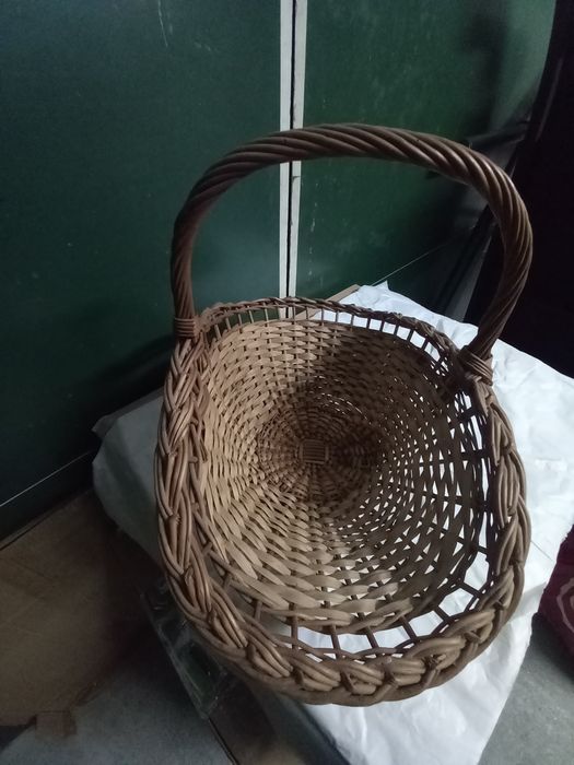 Cesta em vime antiga