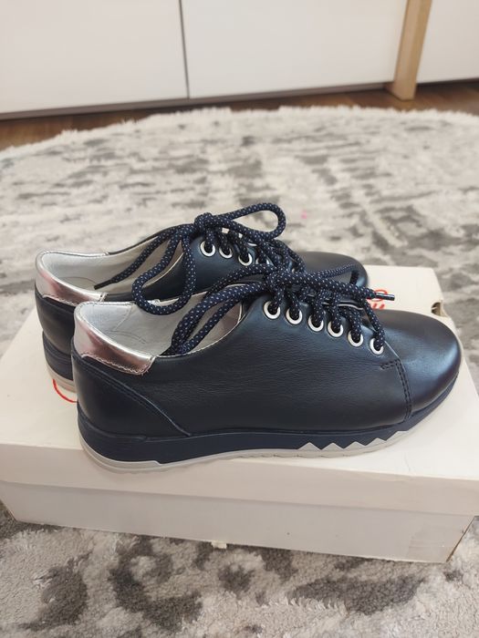 Шкіряні кросівки для дівчинки