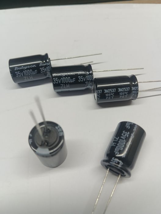 конденсатори Aishi RF , 2200 мкФ, 35V
на 2200 мкФ, 35 В.