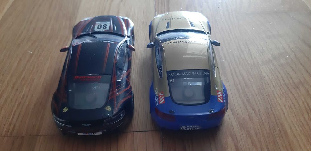 Scalextric - 2 Aston Martin vantage V8