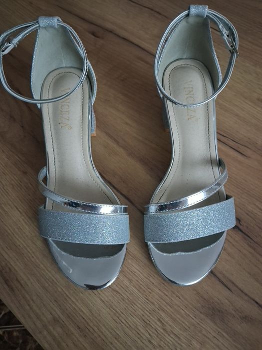 Buty srebrne sandały