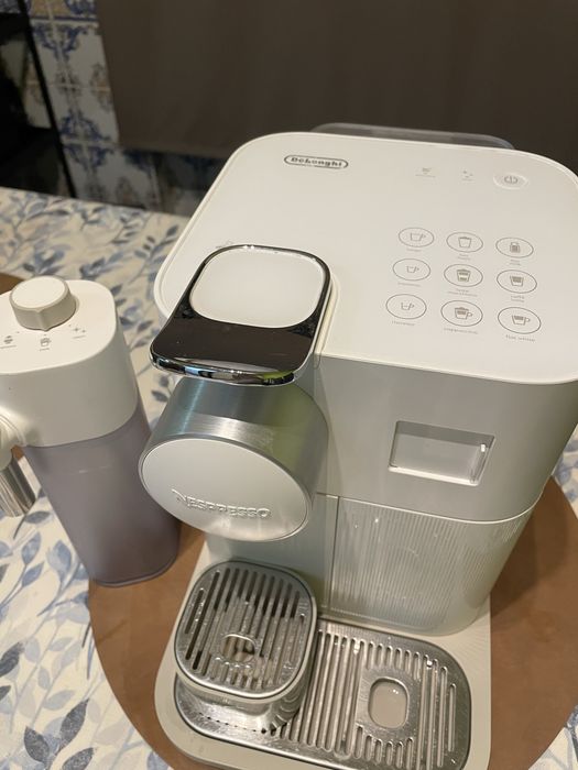 Nespresso DeLonghi Gran Lattissima como nova + entrega Lisboa
