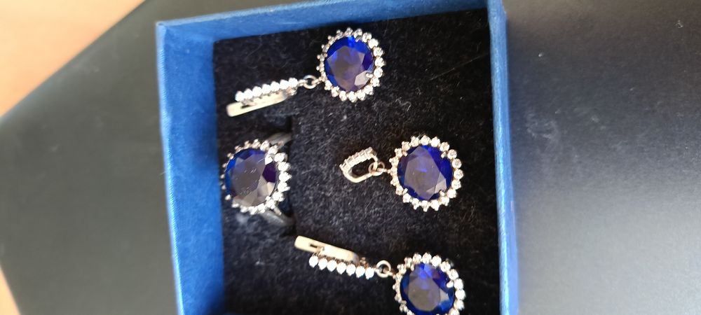 Продам сережки срібні з  сапфіром, можна набором