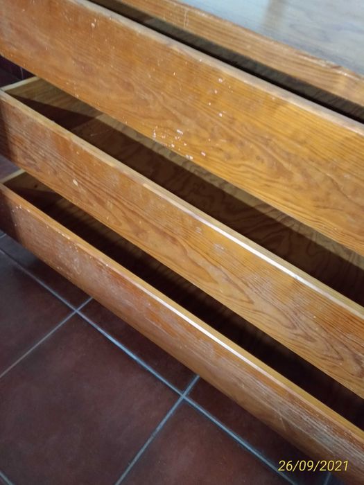 Cómoda  de  pinho