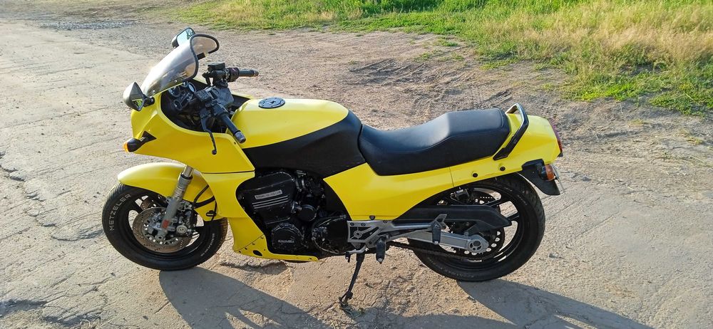 Kawasaki gpz900.       .