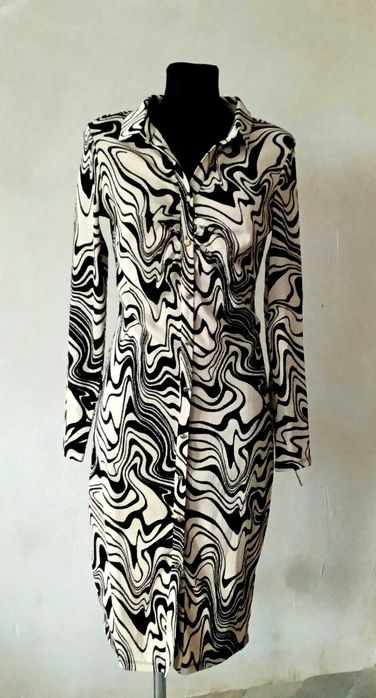 Mohitpo dłuższa wzorzysta sukienka czerń beż r. 36/38