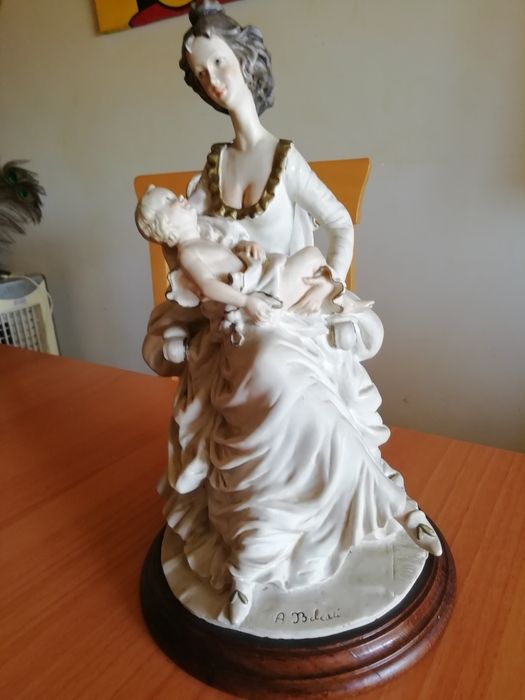 Estatueta em porcelana Mãe Rica