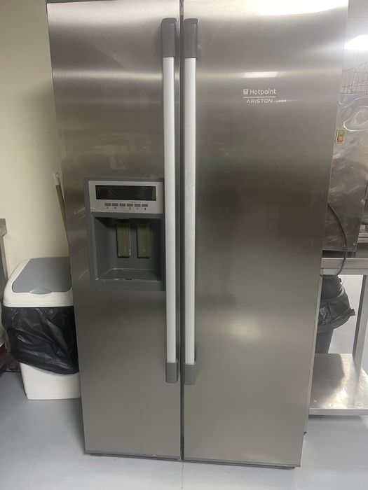 Frigorifico  amaricano com agua e gelo