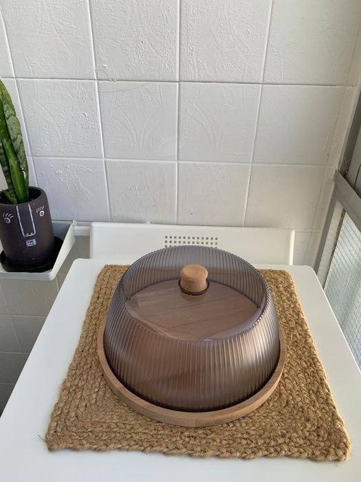 Boleira “Kasa”, com prato em madeira de acácia, nunca usada.