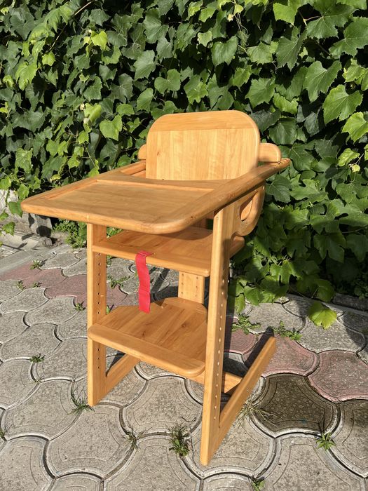 Деревʼяний столик для годування