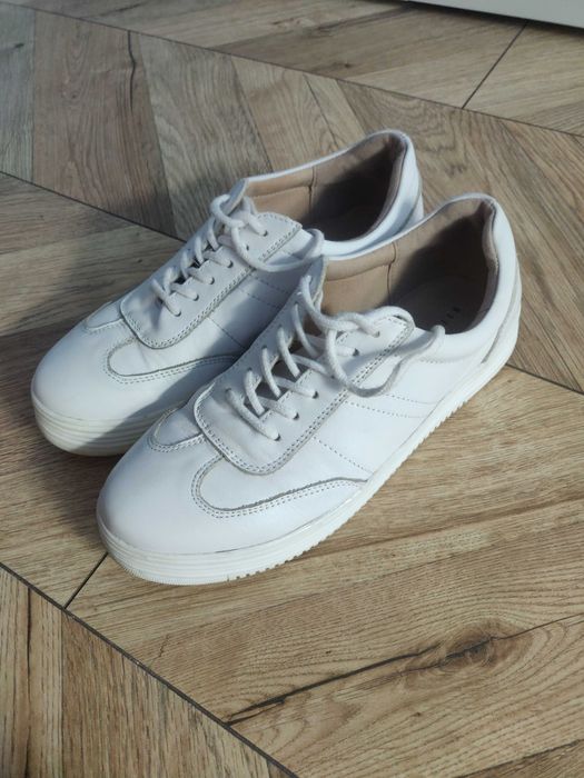 Skóra licowa białe sneakersy Mohito 39