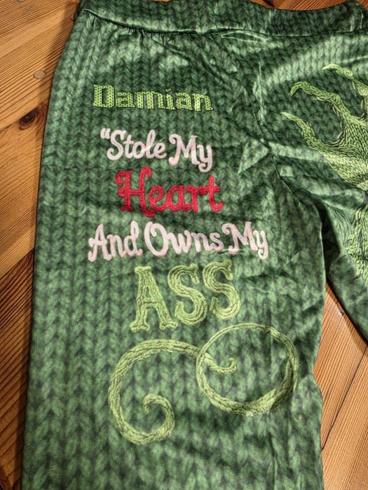 Legginsy z napisem na pośladkach