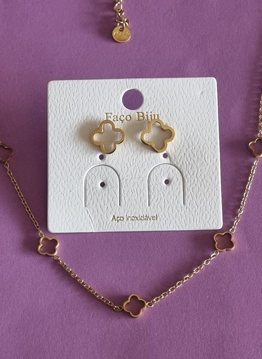 Conjunto dourado (colar e brincos), em aço, trevo de 4 folhas.