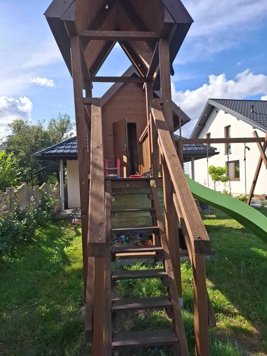 Plac zabaw, domek dla dzieci