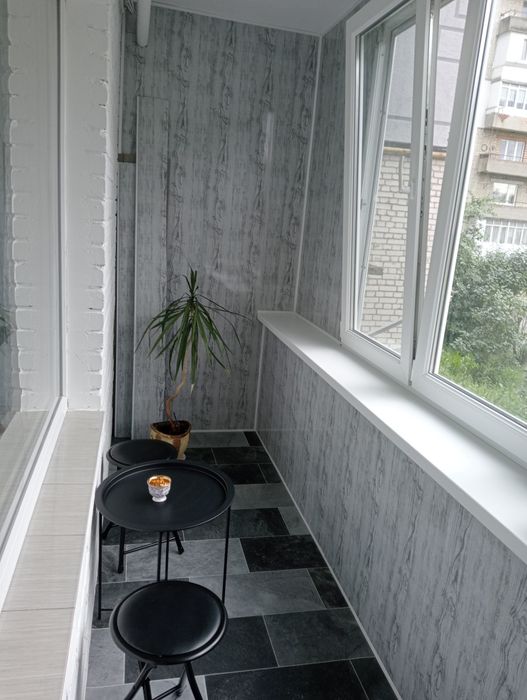 Здам подобово квартиру з великим заскленим балконо