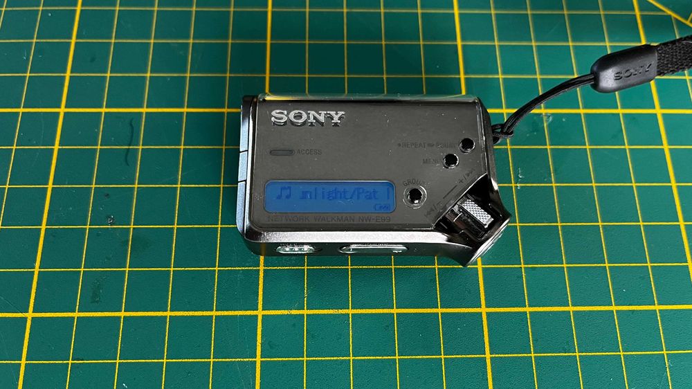 【希少 美品】SONY NETWORK WALKMAN NW-E99 MP3 Sony Network Walkman™ NW-E99 1GB portable MP3/ATRAC3™ player at