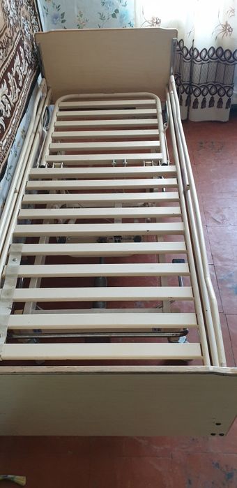 Медичне  ліжко для лежачих людей полегшує догляд