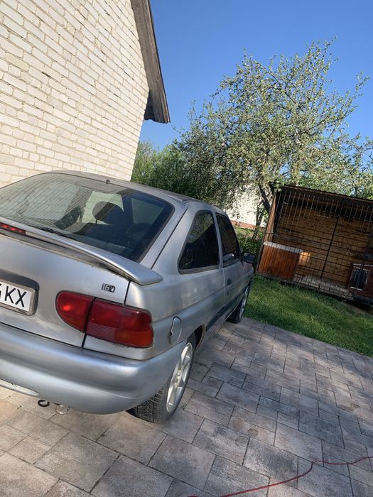 Автомобіль Ford на ходу