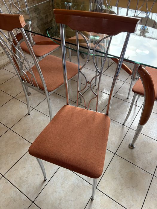 Szklany stół z krzesłami