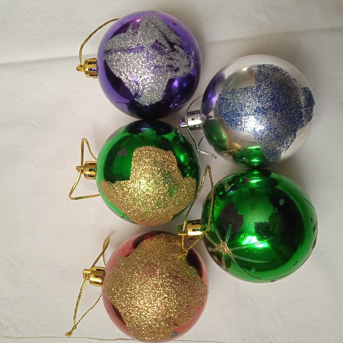 Новогодние игрушки  новые , и в идеальном состояни из спецпластика.