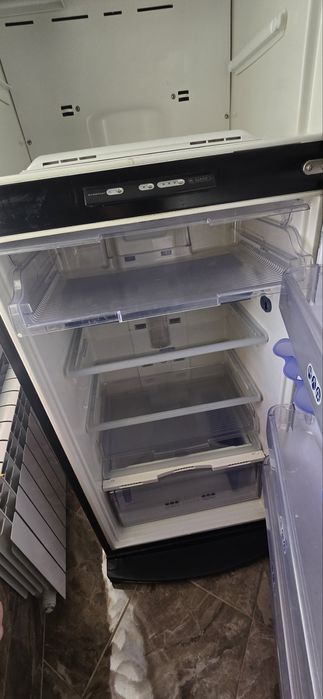 Продам свой холодильник Whirlpool ARC4170IX нержавейка