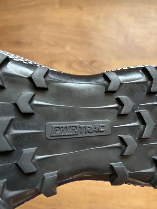 Продам  жіночі кросівки.Чорного кольору.Розмір 40 Маломіри.