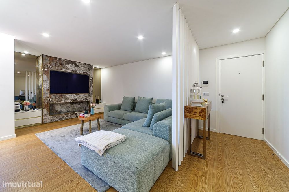 Exclusivo apartamento T3+1 seminovo, com 190m2, três frentes e box