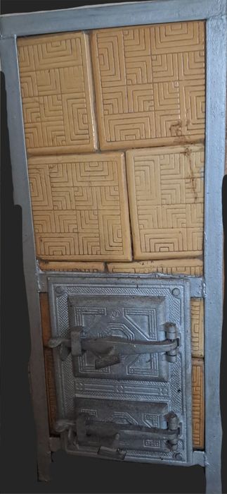 Piec kaflowy – mało używany.