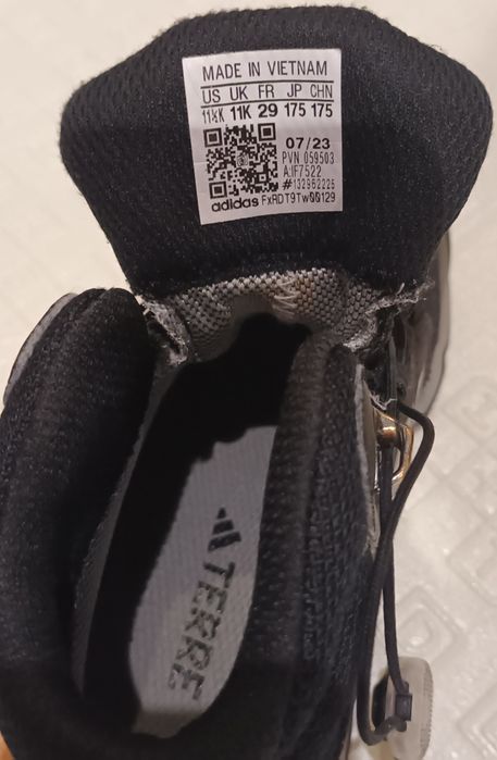 Дитячі кросівки Adidas.