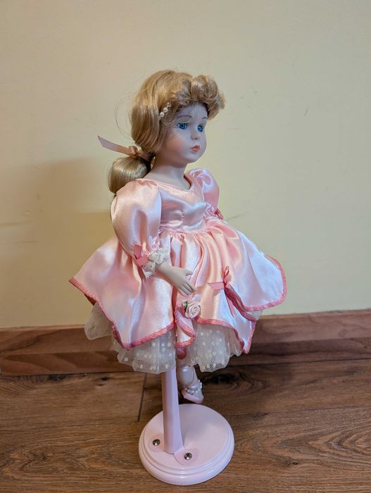 Boneca bailarina em porcelana com suporte