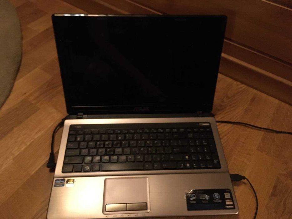 ASUS ноутбук на фото є серія і номер