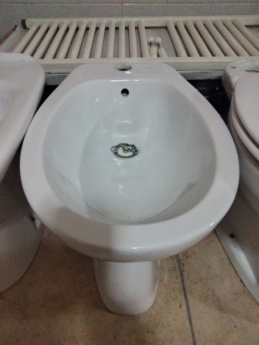 Loiças sanitárias, espelho, radiador, móvel, tudo por