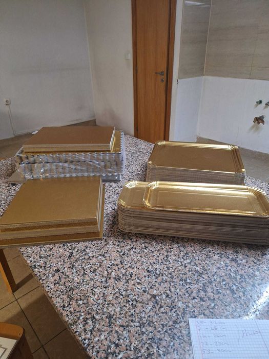 Caixas, pratos e bases de pastelaria