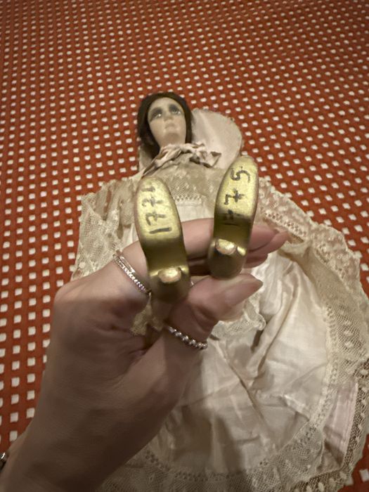 Boneca antiga europeia – corpo em tecido e pernas de porcelana