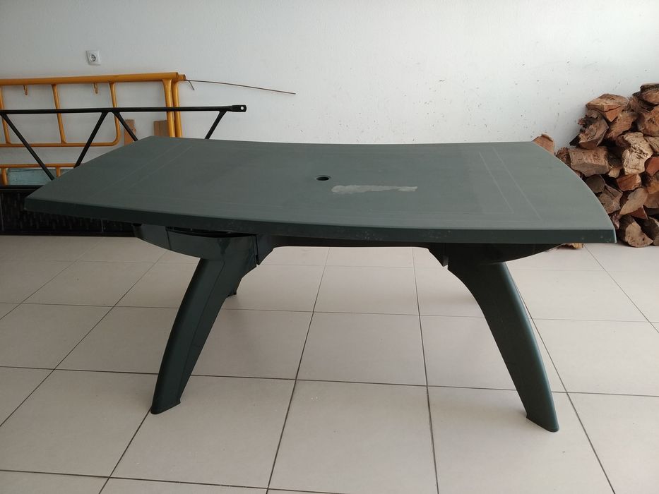 Mesa em resina verde, de jardim