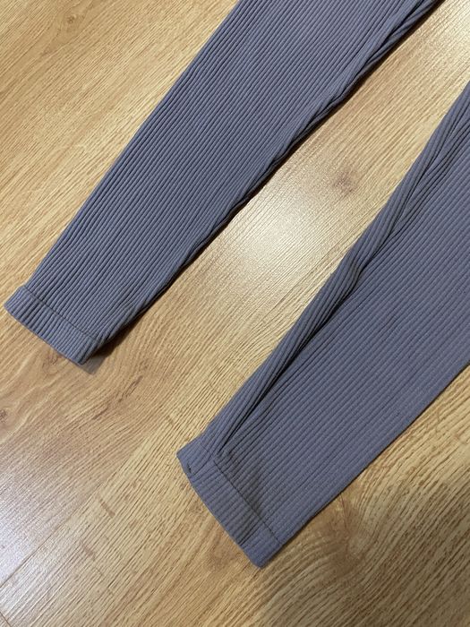 Тёмно-серые лосины в рубчик stradivarius