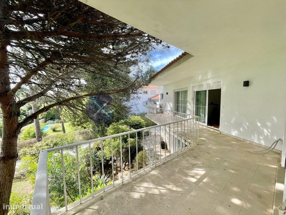 Moradia única situada em zona nobre do Estoril. Totalmente renovada...