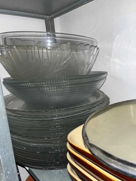 Pratos de vidro e de barro, de vários tamanhos