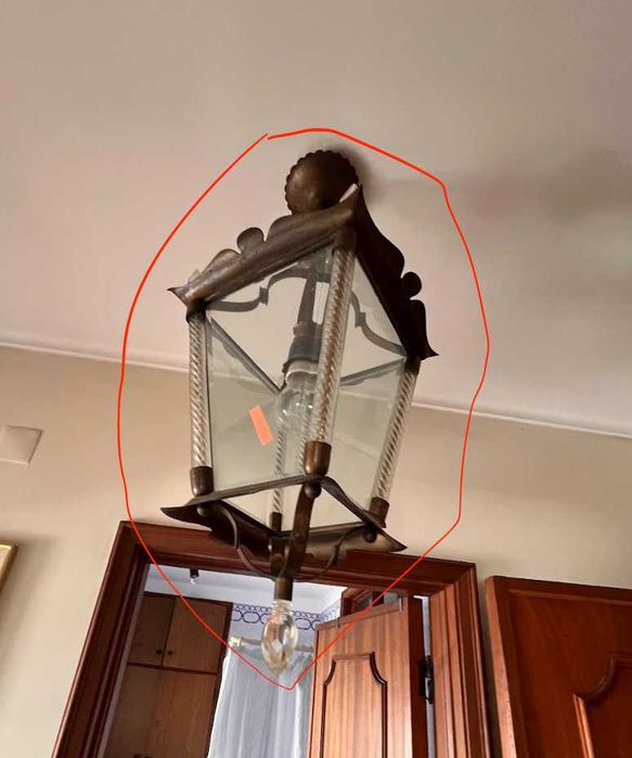 Candeeiro de teto antigo em metal e vidro.