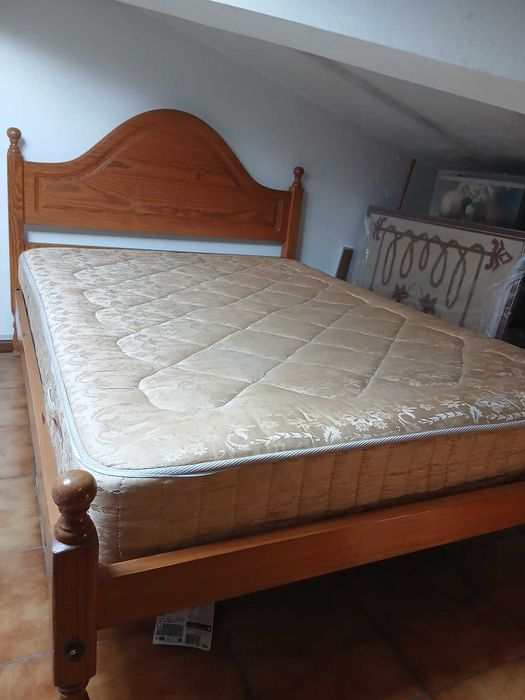 Cama de Madeira com Estrado + Mesinha de Cabeceira com 4 Gavetas